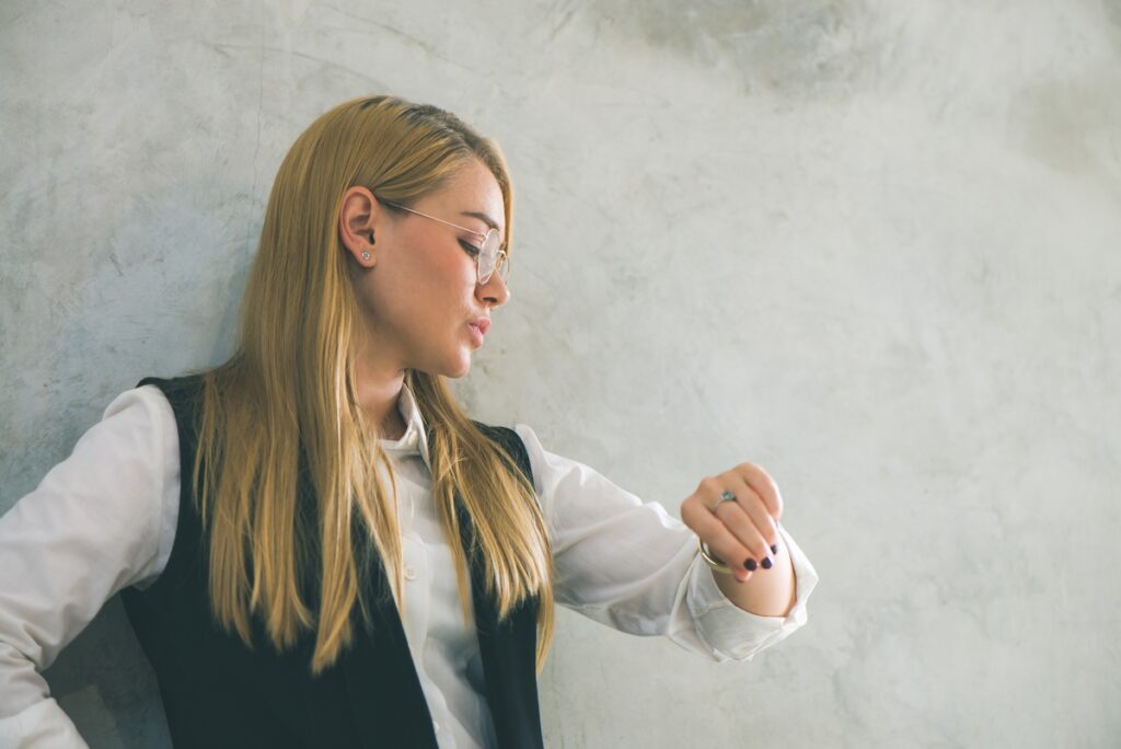 Как повысить продуктивность на работе и учёбе 2 business time management concept young businesswoman looking wrist watch time is money