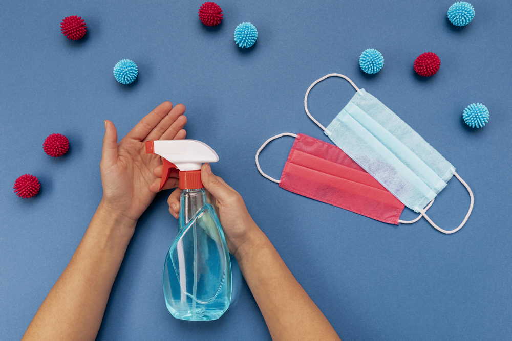 Способы поддержания здоровья в осенний период: советы врачей 4 flat lay person disinfecting hands near medical masks