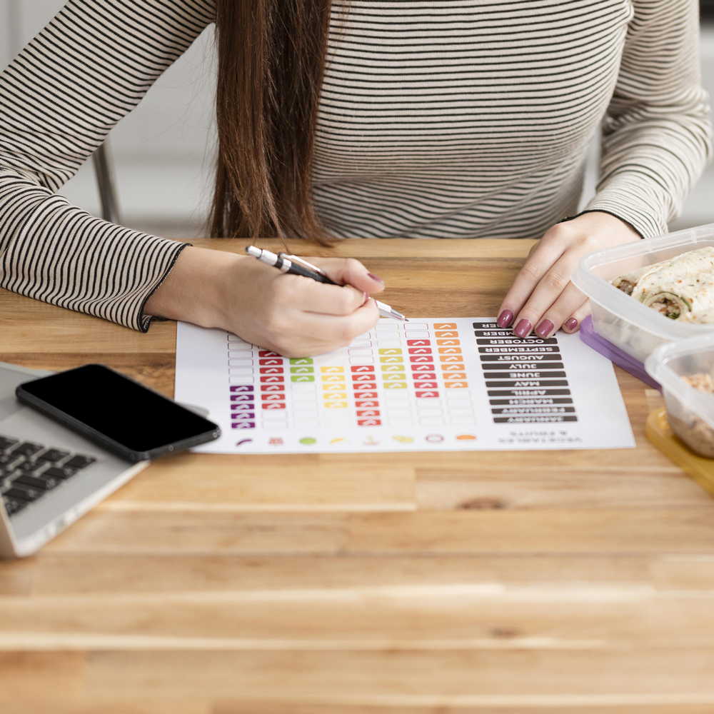 Как правильно планировать бюджет: полезные инструменты и приложения 3 high view woman working schedule