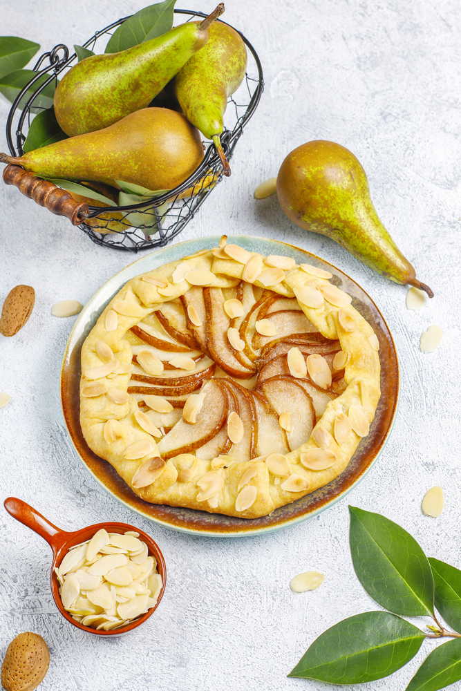 Кулинарные традиции осени: рецепты с сезонными продуктами 6 homemade pear galette pie with almond leaves fresh ripe green pears