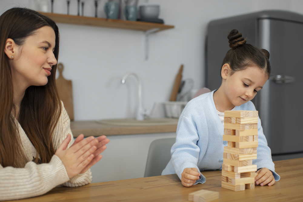 Как развивать креативное мышление у детей: практическое руководство 2 mother girl playing game medium shot