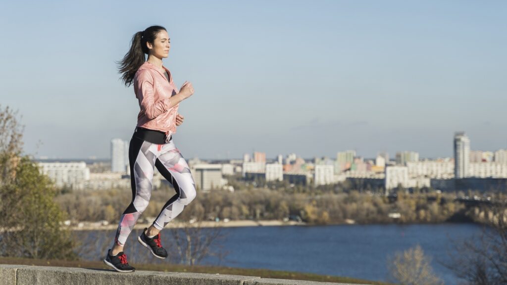 Как повысить продуктивность на работе и учёбе 3 portrait young woman running outdoor