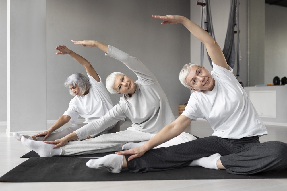 Тренды в фитнесе: что нового в мире здоровья и спорта? 5 senior women doing yoga exercises gym yoga mats