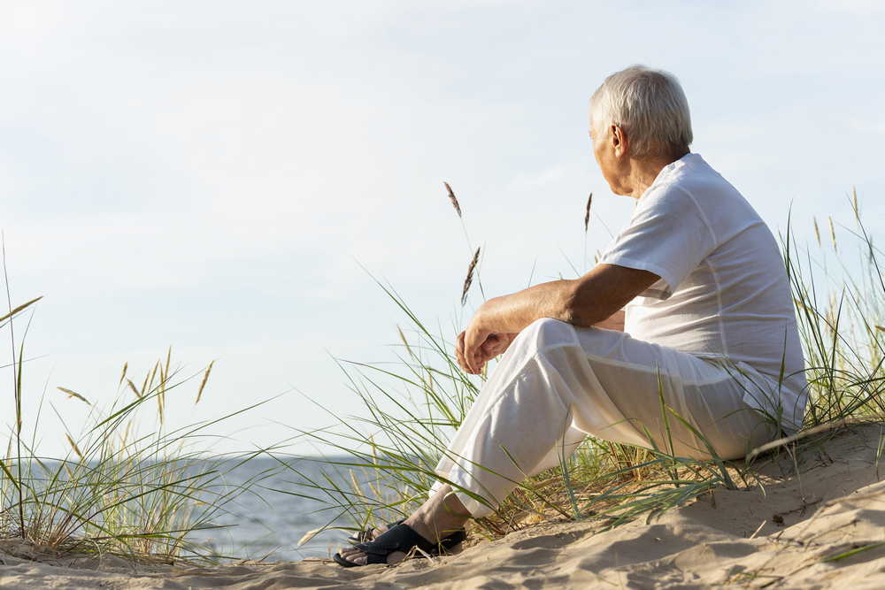 Секреты долгожителей: что мы можем перенять у них? 2 side view older man admiring beach view