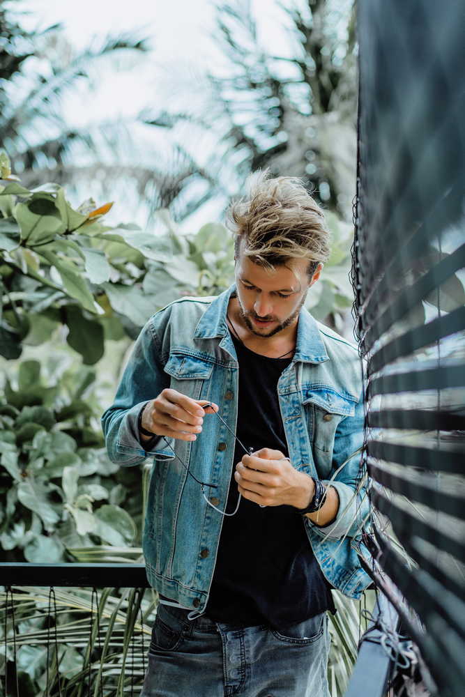 Тренды сезона и советы по стилю. Что популярно в 2024 году. 1 young attractive man posing tropical location background palm trees greenery