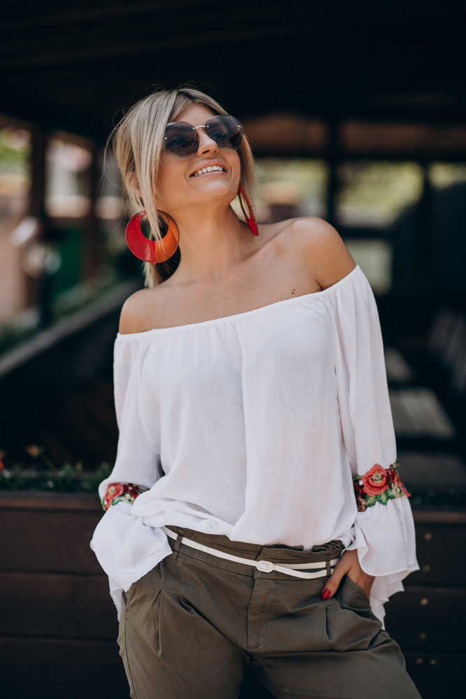 Тренды сезона и советы по стилю. Что популярно в 2024 году. 5 young stylish woman bwhite shirt