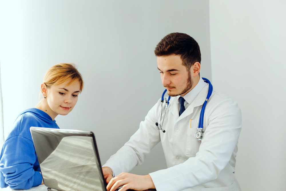 Важность регулярных медицинских осмотров: что проверять каждый год 1 doctor examines patient medicine health care concept