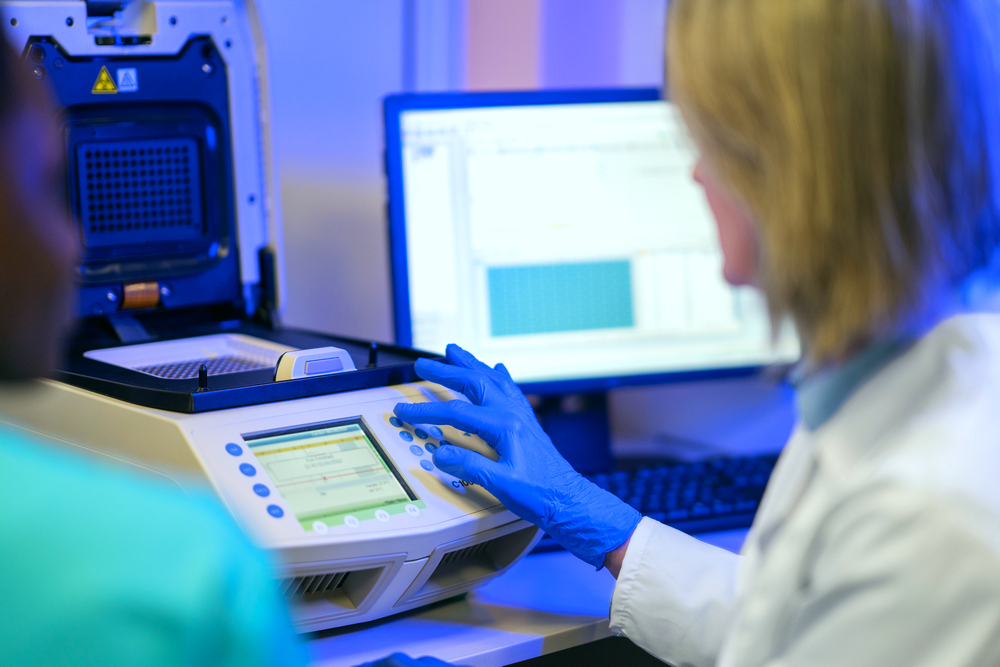 Важность регулярных медицинских осмотров: что проверять каждый год 4 doctor performing medical research lab