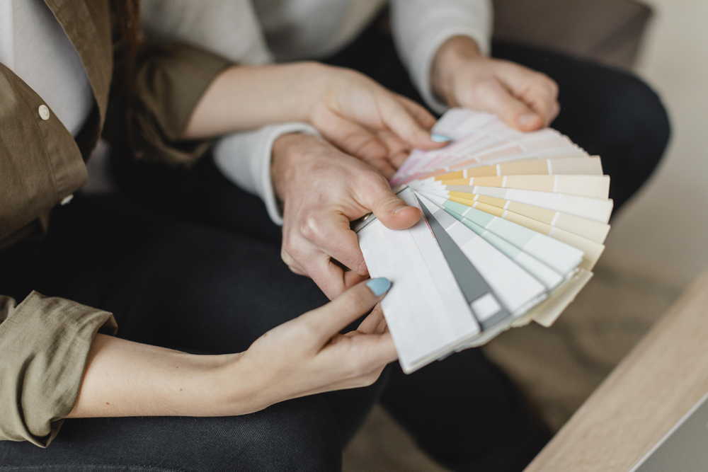 Как выбрать идеальную мебель для вашего дома? 13 high angle couple making plans remodel home together using paint palette