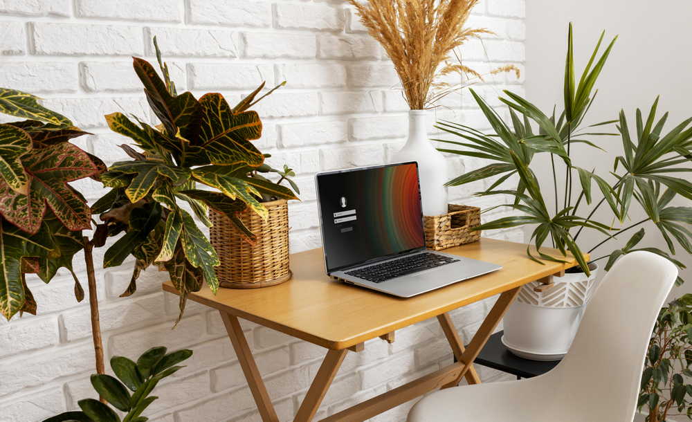 Создание уютного рабочего пространства дома: советы и идеи 2 high angle laptop desk with plants