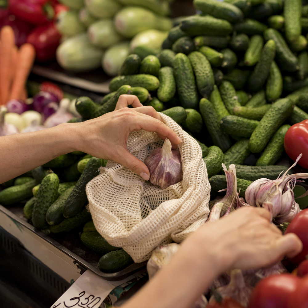 Как выбрать качественные продукты на местных рынках: советы экспертов 1 person buying garlic from market place