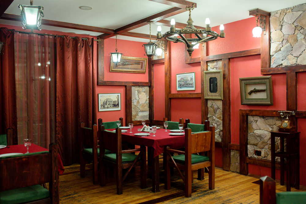 Как выбрать идеальную мебель для вашего дома? 9 restaurant room with paintings walls