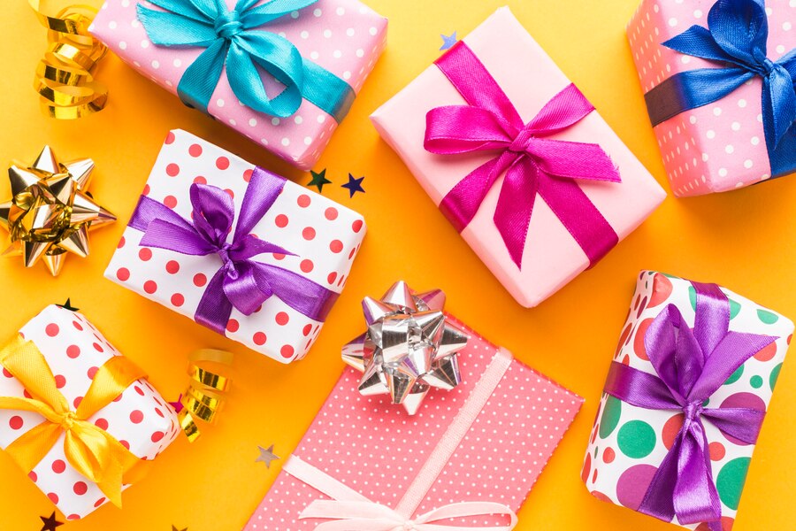 Как выбрать идеальный подарок на любой случай: советы и идеи 6 top view party still life 23 2148736220