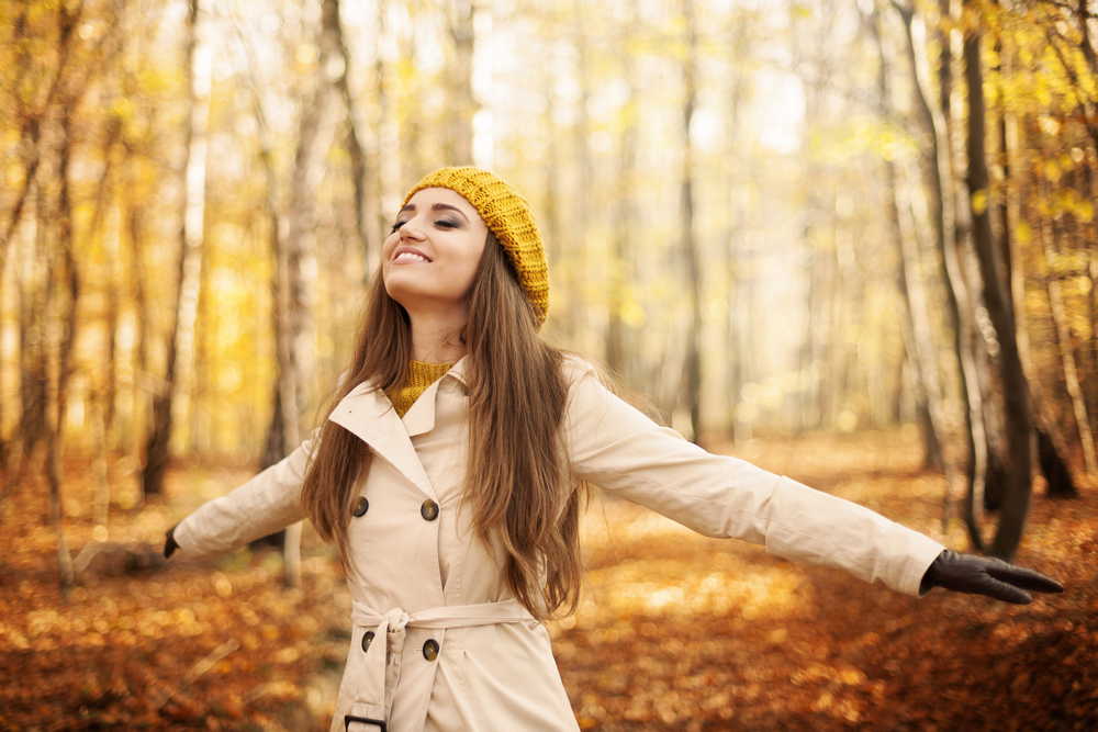 Как правильно фотографировать осенние пейзажи: секреты мастерства 2 young woman enjoying nature autumn