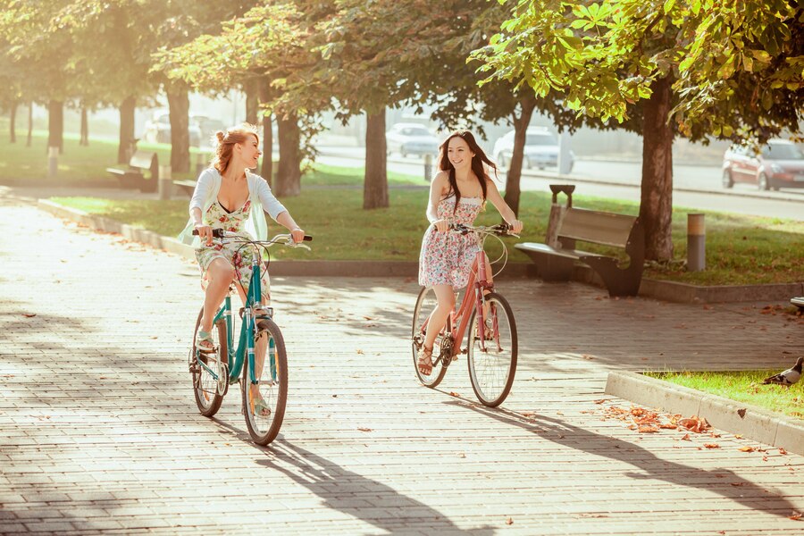 Как выбрать идеальный велосипед для города? 6 two young girls with bicycles park 155003 12277