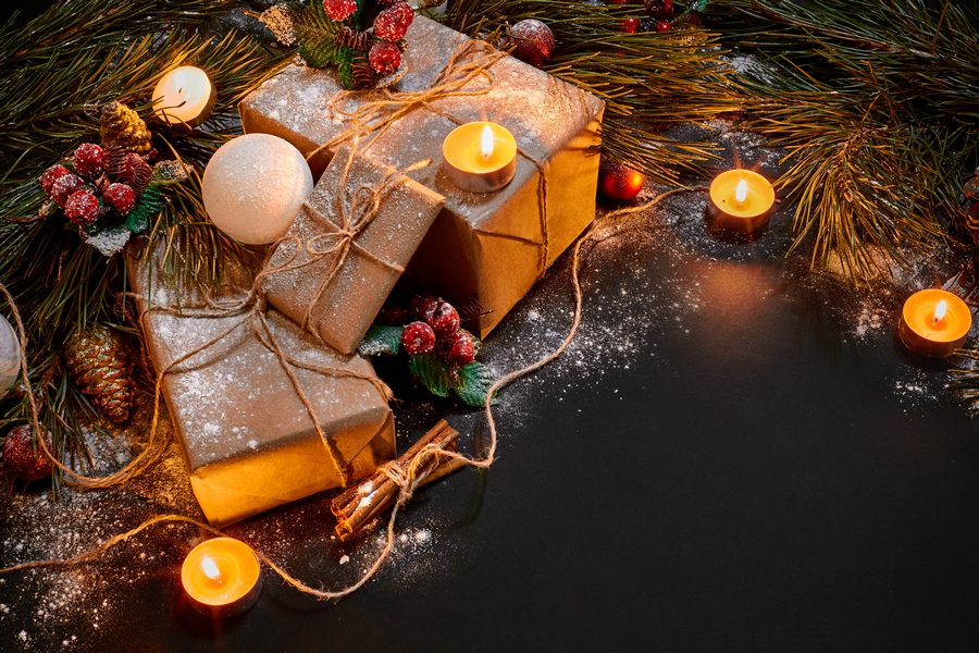 Когда Рождество в 2025 году: история и традиции праздника 3 christmas gifts christmas tree candles colored decor stars balls black background