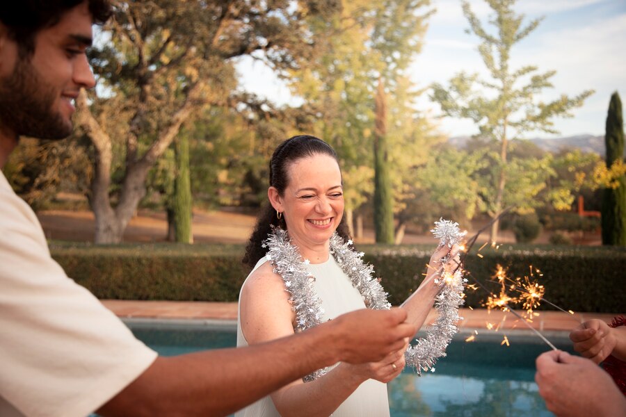 Новый год в разных культурах: как его празднуют в мире 4 family celebrating christmas southern hemisphere 23 2149172579