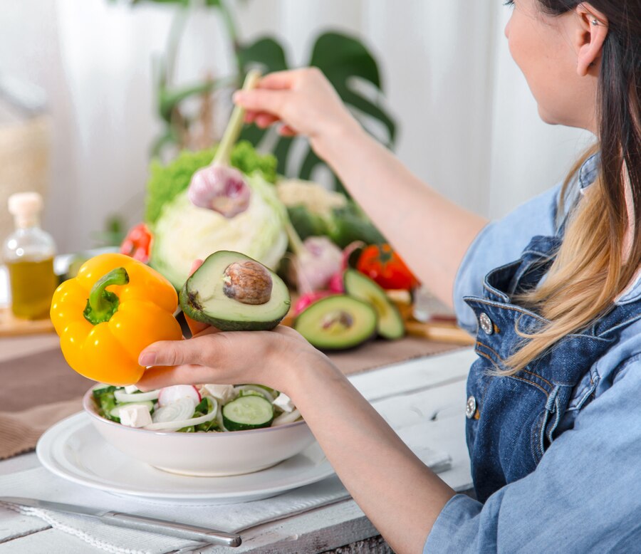 Мифы о здоровом питании: что правда, а что вымысел? 4 young happy woman eating salad table 169016 2239