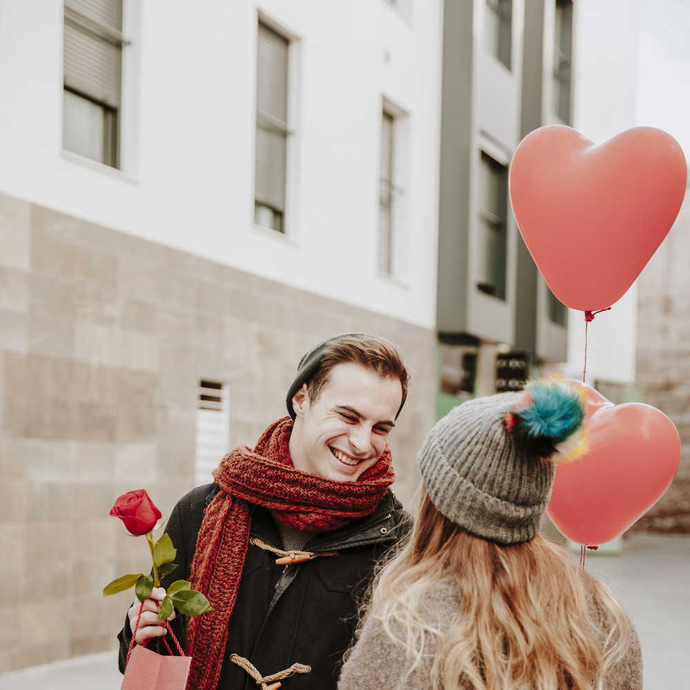 История Дня всех влюбленных: от древности до наших дней 6 cheerful couple with balloons gifts