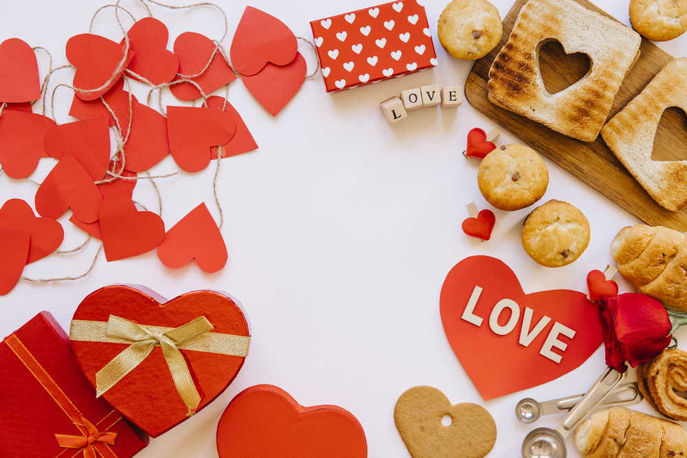 История Дня всех влюбленных: от древности до наших дней 4 hearts pastry white