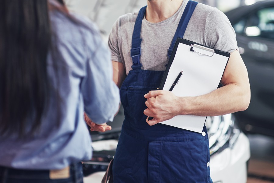 husband car mechanic woman customer make agreement repair car
