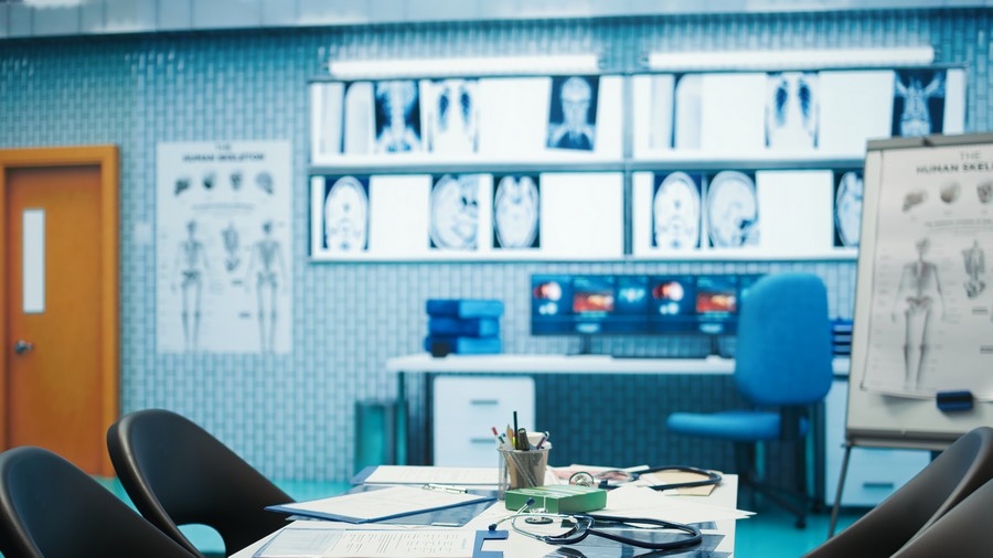 Кому доверить здоровье? Руководство по выбору частной клиники 1 empty medical cabinet equipped with modern equipment designed help