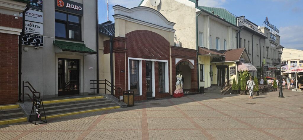 На бульваре Штоккерау в Барановичах — 2 новых торговых объекта 1 magazin galanterei baranovichi 1