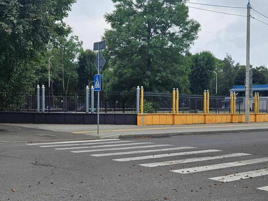 В Барановичах обновляют фасад Парка имени 30-летия ВЛКСМ 4 20260901 111519