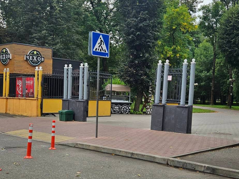 В Барановичах обновляют фасад Парка имени 30-летия ВЛКСМ 1 20260901 111555